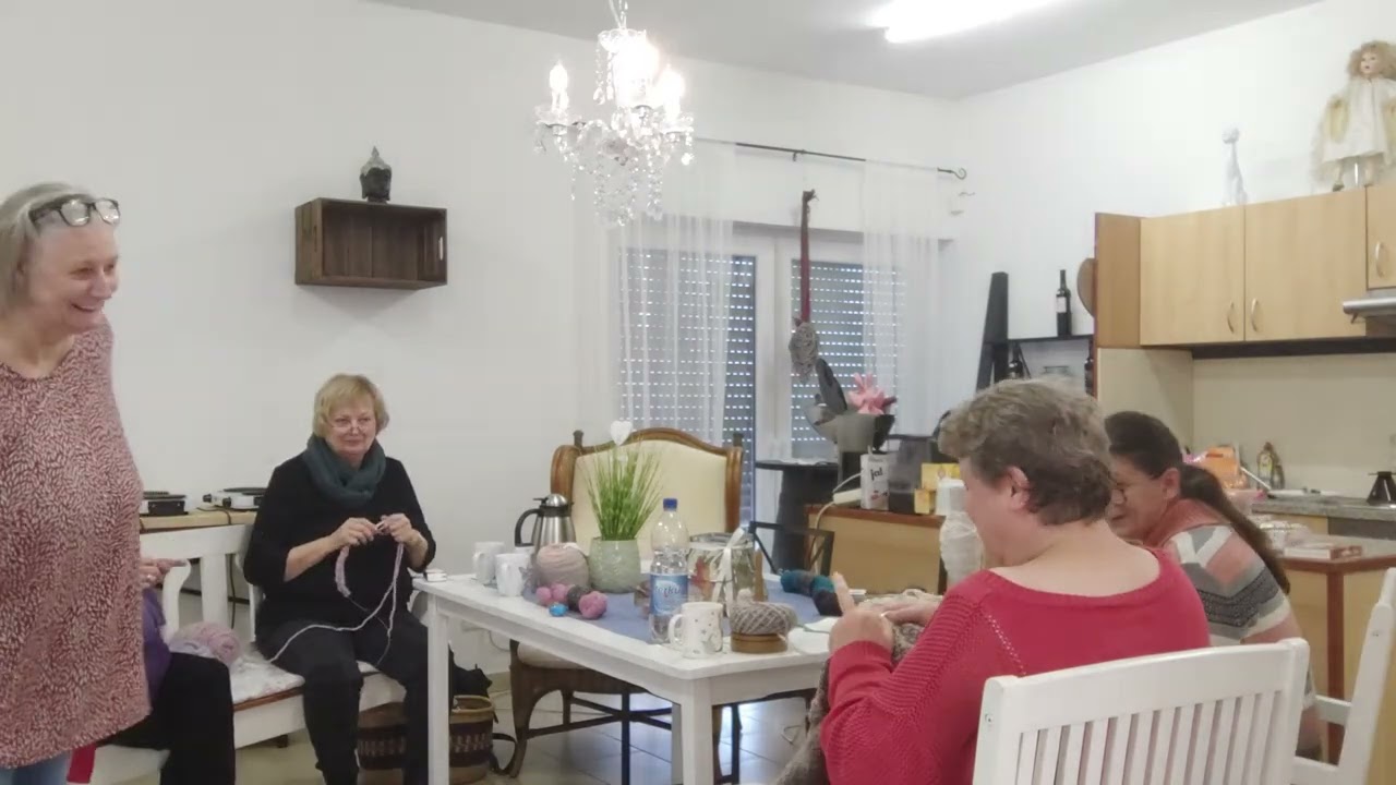 Mit freundlicher Genehmigung der Wollmäuse Strickgruppe. Unser Stricktreffen.🧶🧑‍🎄🌲 ohne Gewähr.😂