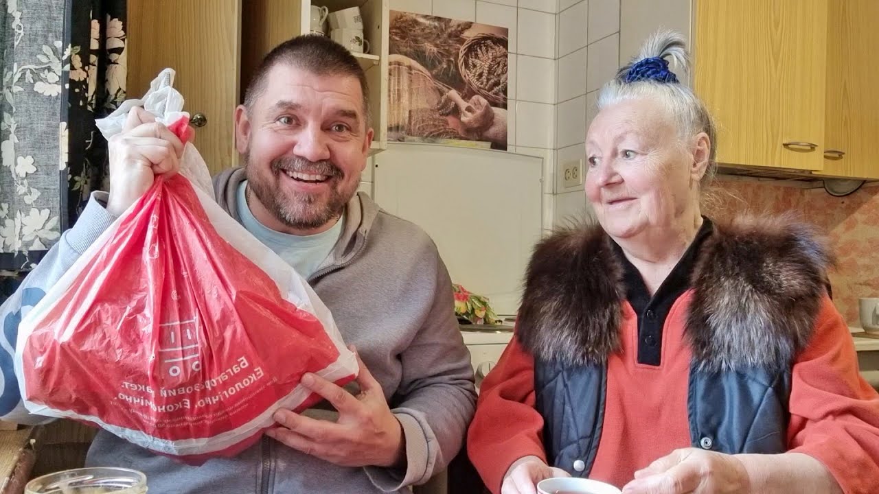 Приехал к маме с Гостинцами