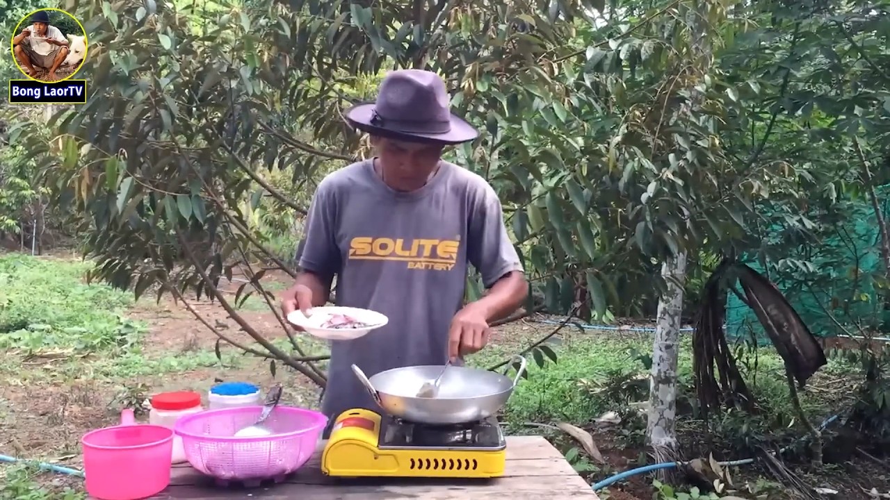 ដកផ្សិតបឹងមកស្ងោរជ្រក់ត្រីក្រាញ់ឈ្ងុយប្រហើរពេញព្រៃ GO TO FIND WILD MUSHROOM TO MAKE FISH SOUP