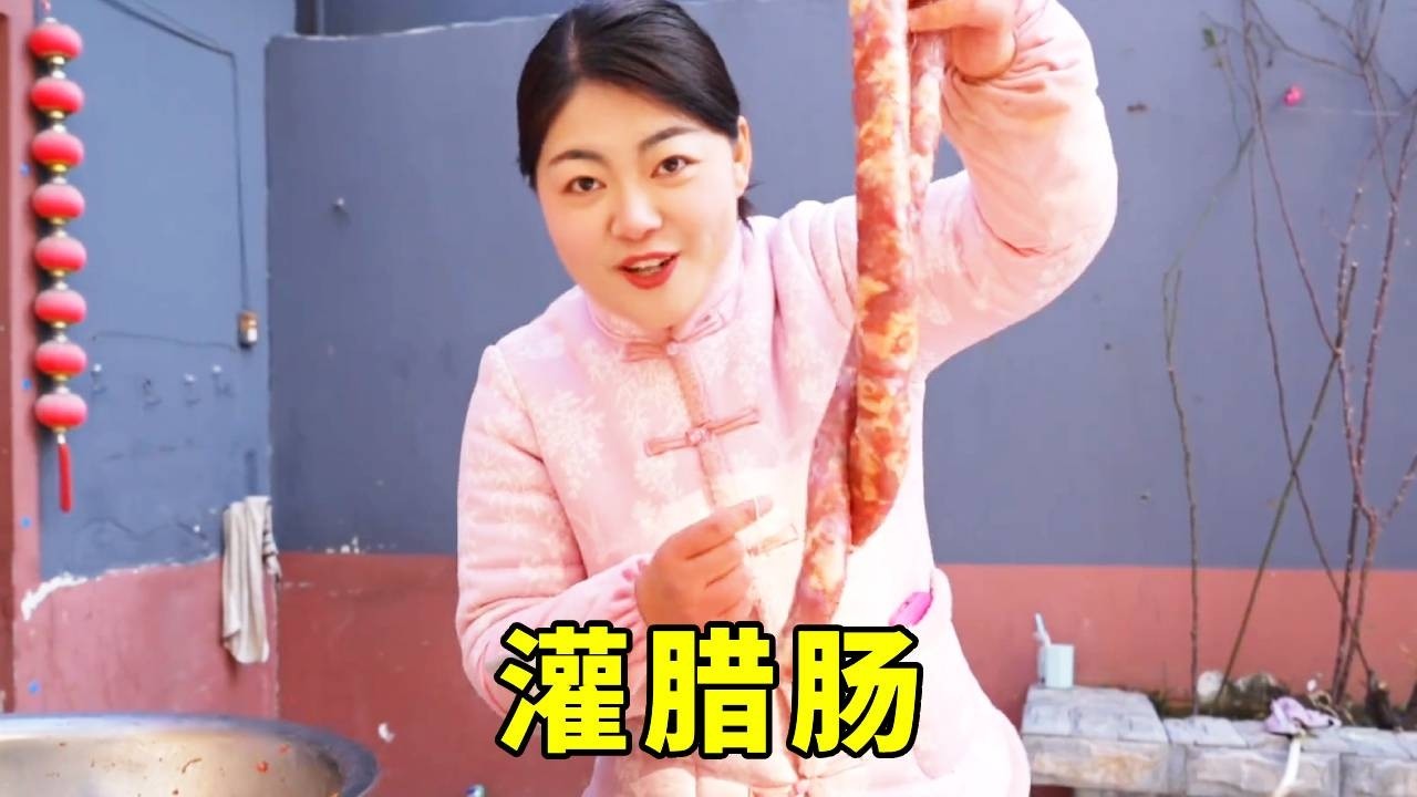 年关将至婆婆买来30斤前腿肉，在家灌腊肠吃，香肠一挂年味就来了……