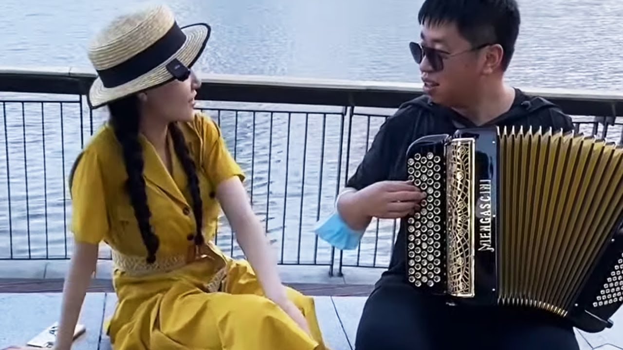 Accordion公园盘大爷遇暴躁大哥！手风琴女孩一首《斯拉夫》，大哥听完要拜师！【李楚然手风琴】