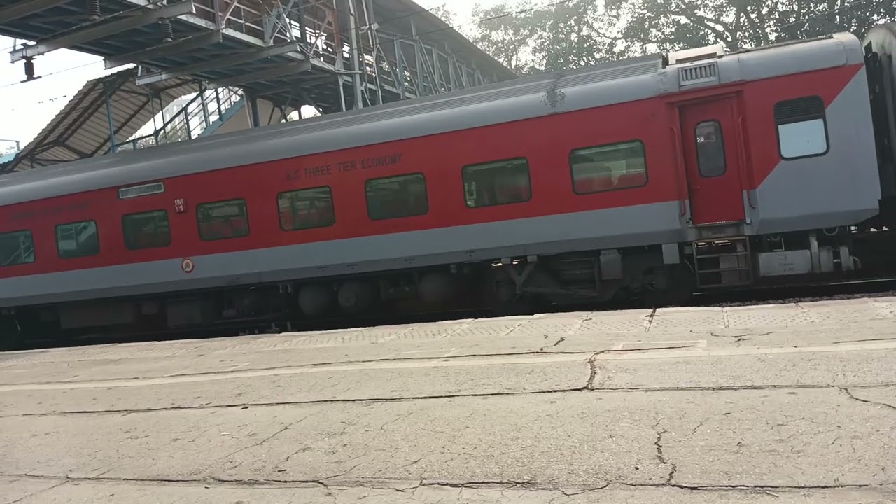 Gondwana Express Magla Lakshadeep Express and Goa Express Non Stop at Okhla 