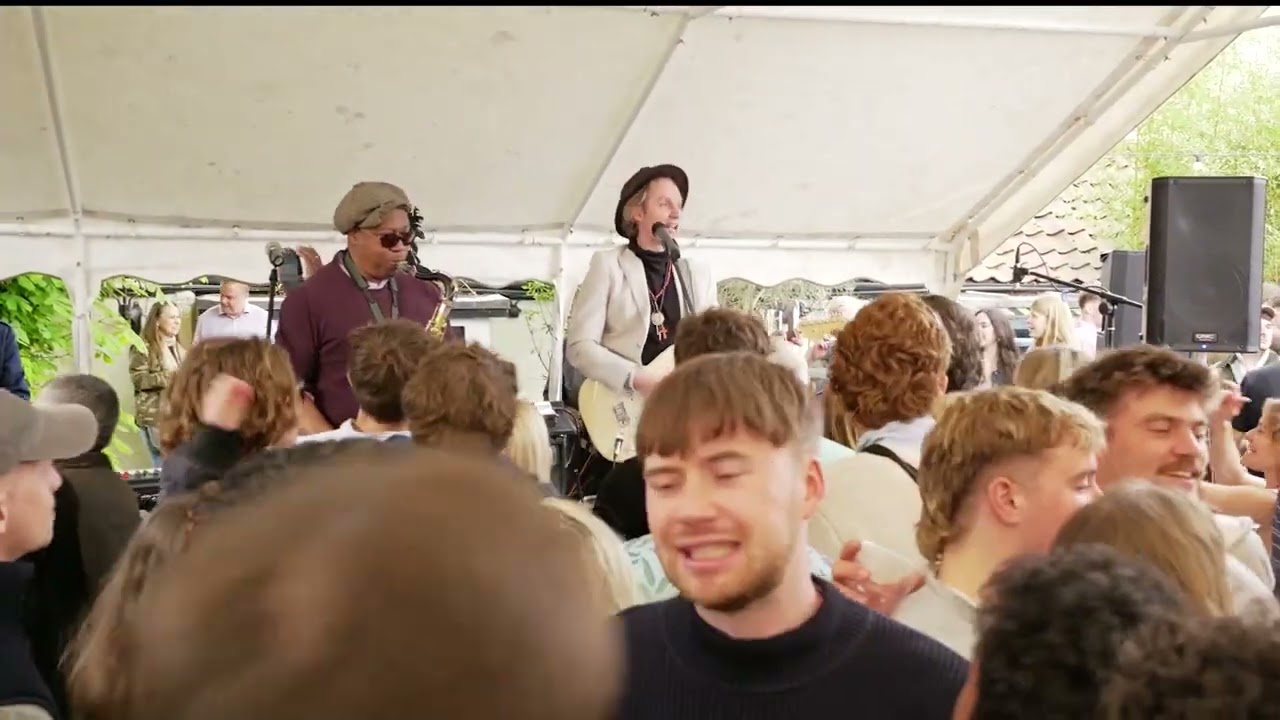 Wonderwall live