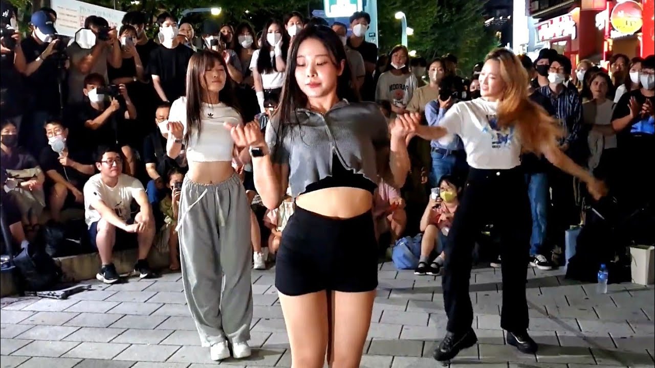 LADY B. BEAUTIFUL CLASSY PERFORMANCE. HONGDAE STREET.