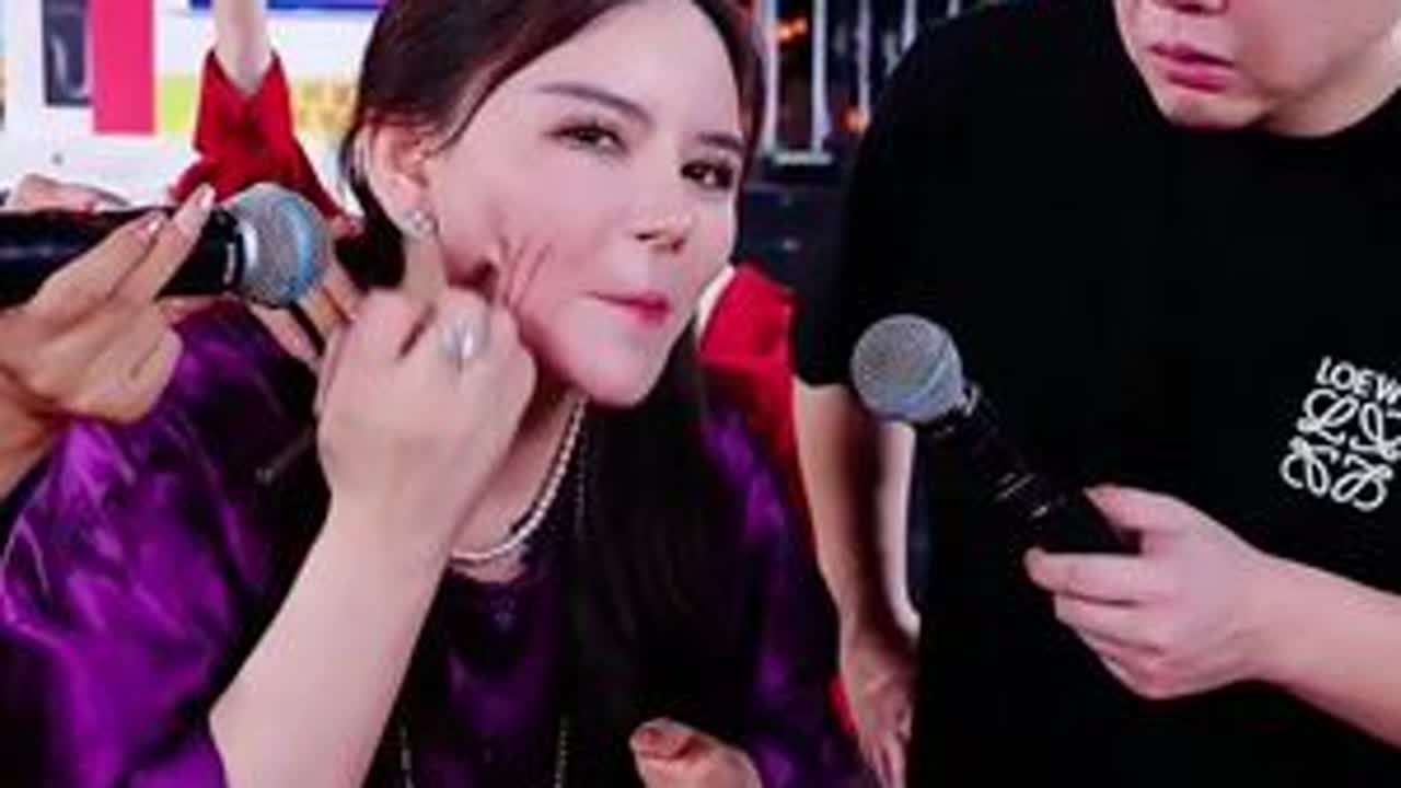 气垫女王现场展示气垫霜，惊呆了木森，没想到会这么好用，正装 气垫霜*3盒+替换装气垫霜3盒+新品轴1支+粉扑6个，99.9元，大牌值得信赖#木森  #木森大舞台  #气垫  #化妆必备  #遮瑕