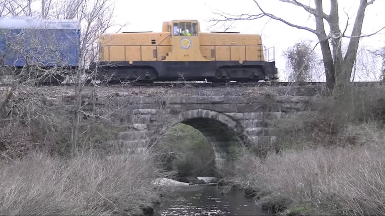 Newport & Narragansett Bay 80 tonner crosses stone arch bridge - Portsmouth, RI