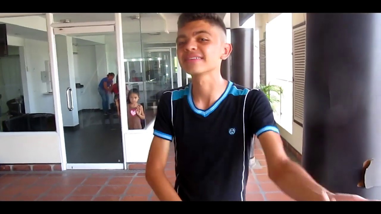 Punchliner - En el Micro (Video oficial) Prod. Nora Company