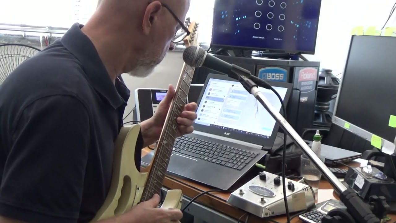 Renato Sommexe demonstrando Funcionamento do TALKER da Digitech pra um interessado