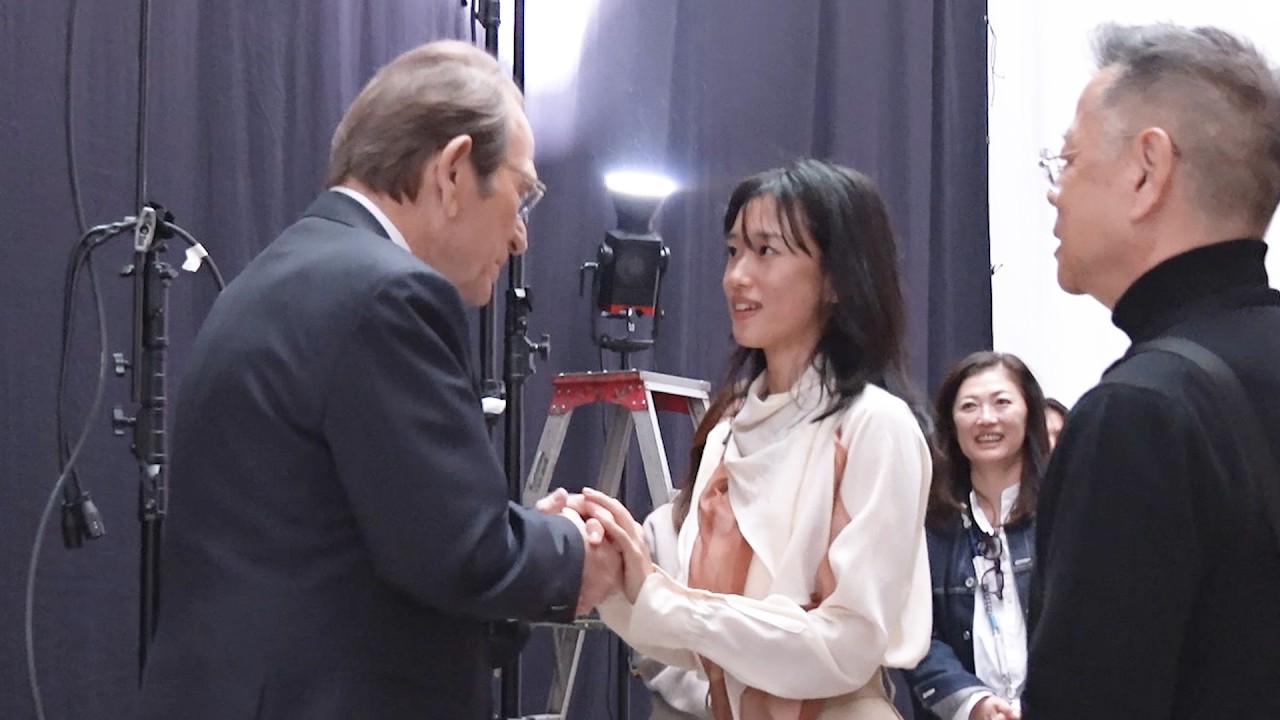 河合優実、流ちょうな英語でトミー・リー・ジョーンズと談笑！ サントリーコーヒー「クラフトボス 甘くないイタリアーノ」新TV-CMメイキング