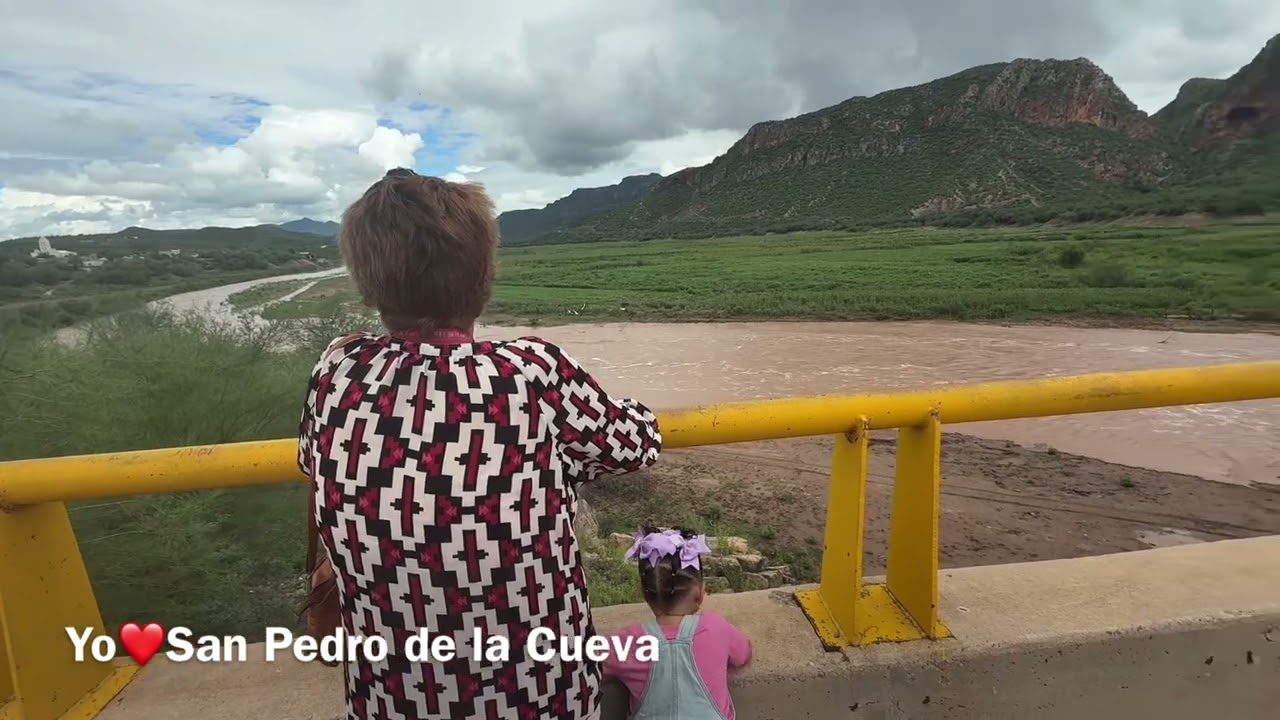Do&ntilde;a Beba sale a mirar el r&iacute;o al Puente en compa&ntilde;&iacute;a de Faviola
