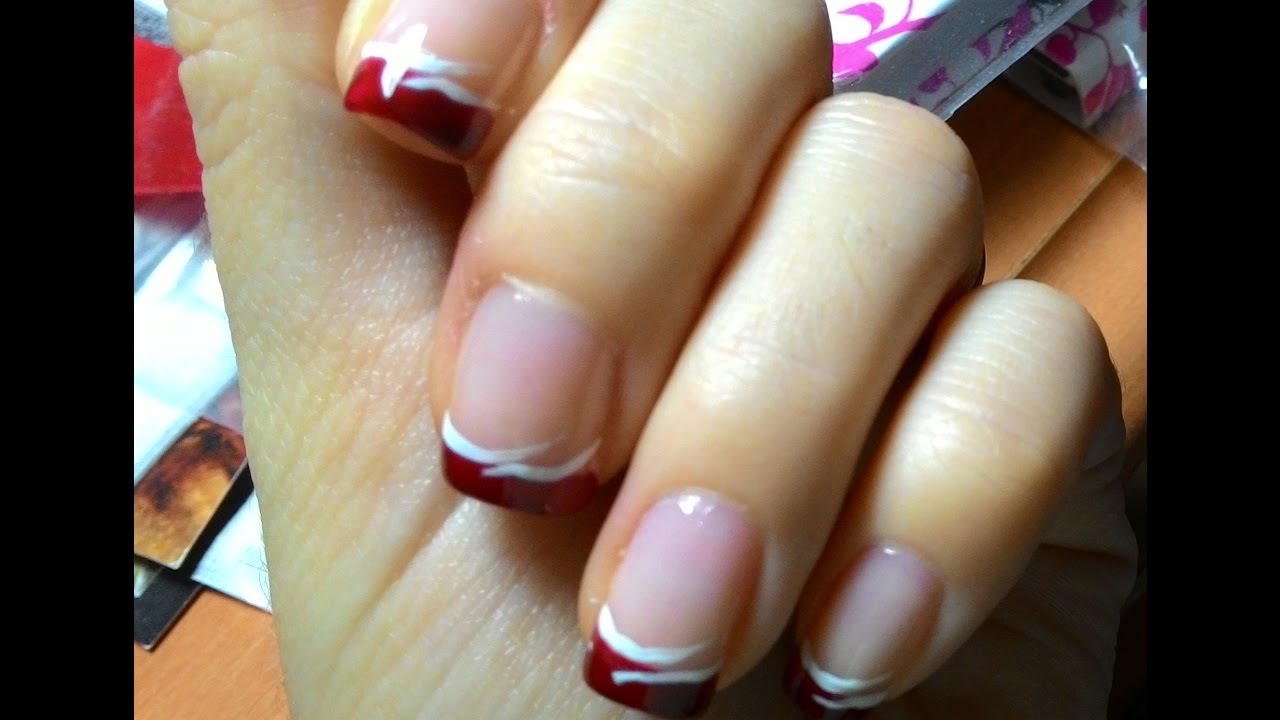 Manicura francesa color rojo con adorno sencillo