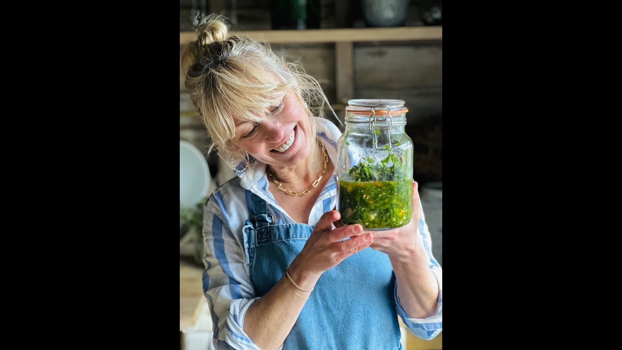 How to make Wild Garlic Pesto 🌿 and how to forage for it!