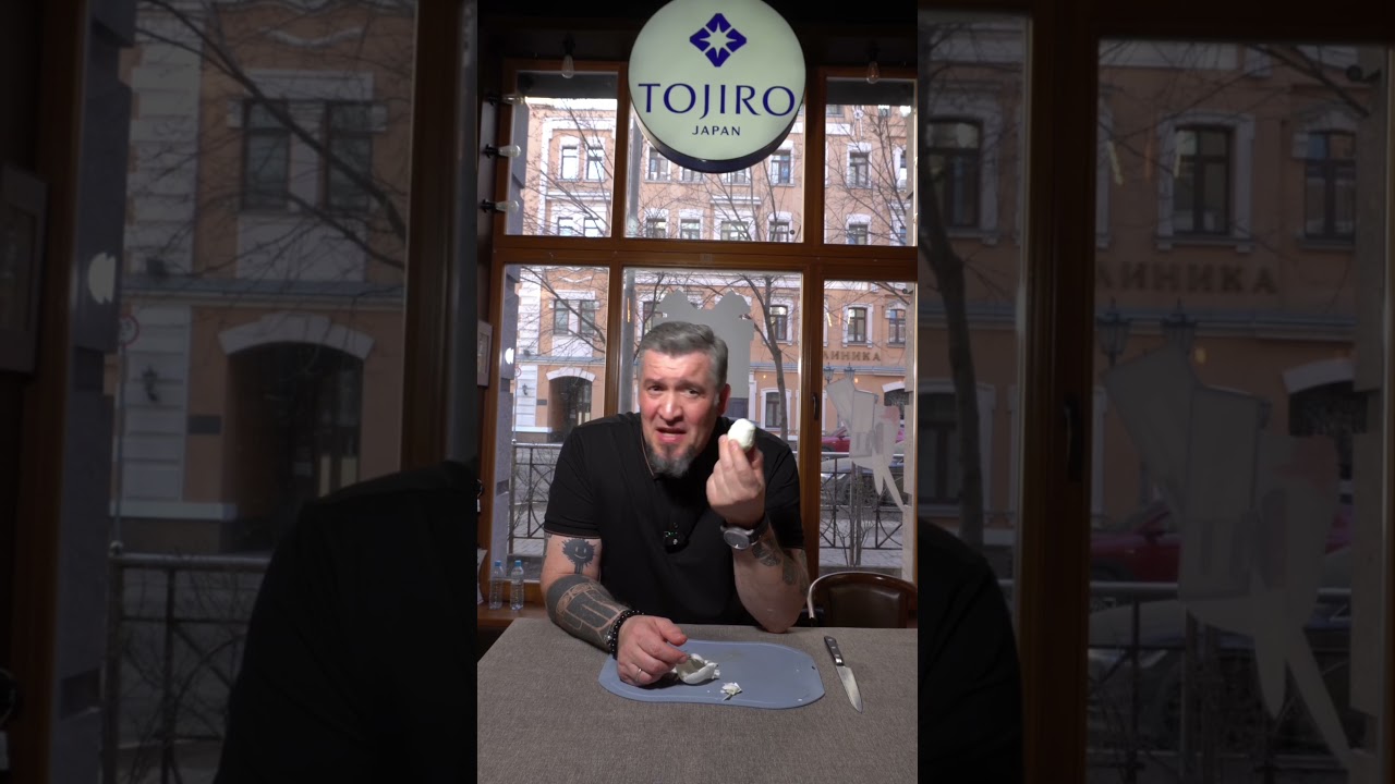 Шеф пробует очистить яйцо ложкой. Этот совет из Тиктока &mdash; экономия времени или головная боль?