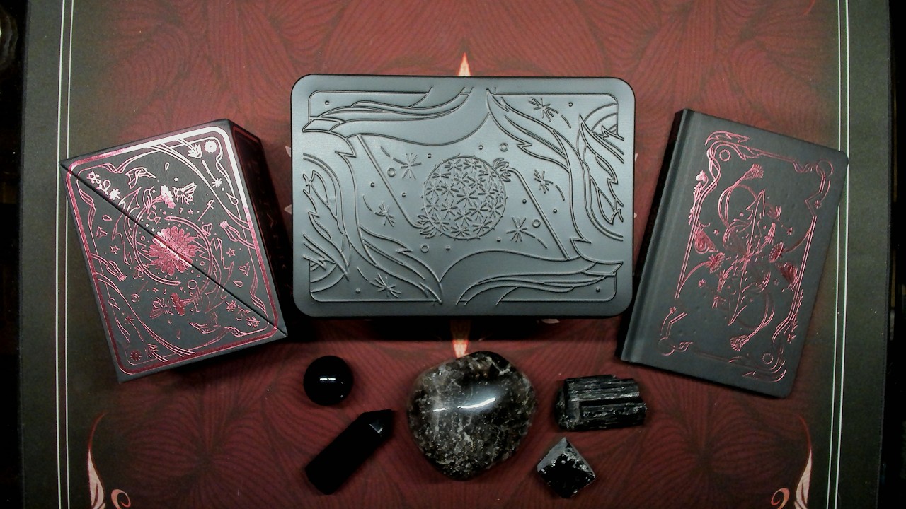 Таро BOTANICA FULL BLOOM и оригинальное издание BOTANICA DARK ALCHEMIST от Кевина Джея Стэнтона