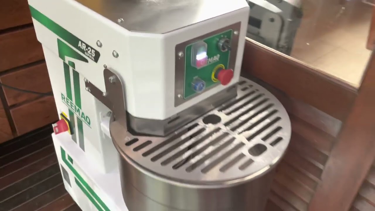 Usando uma masseira profissional para massa de pizza artesanal!
