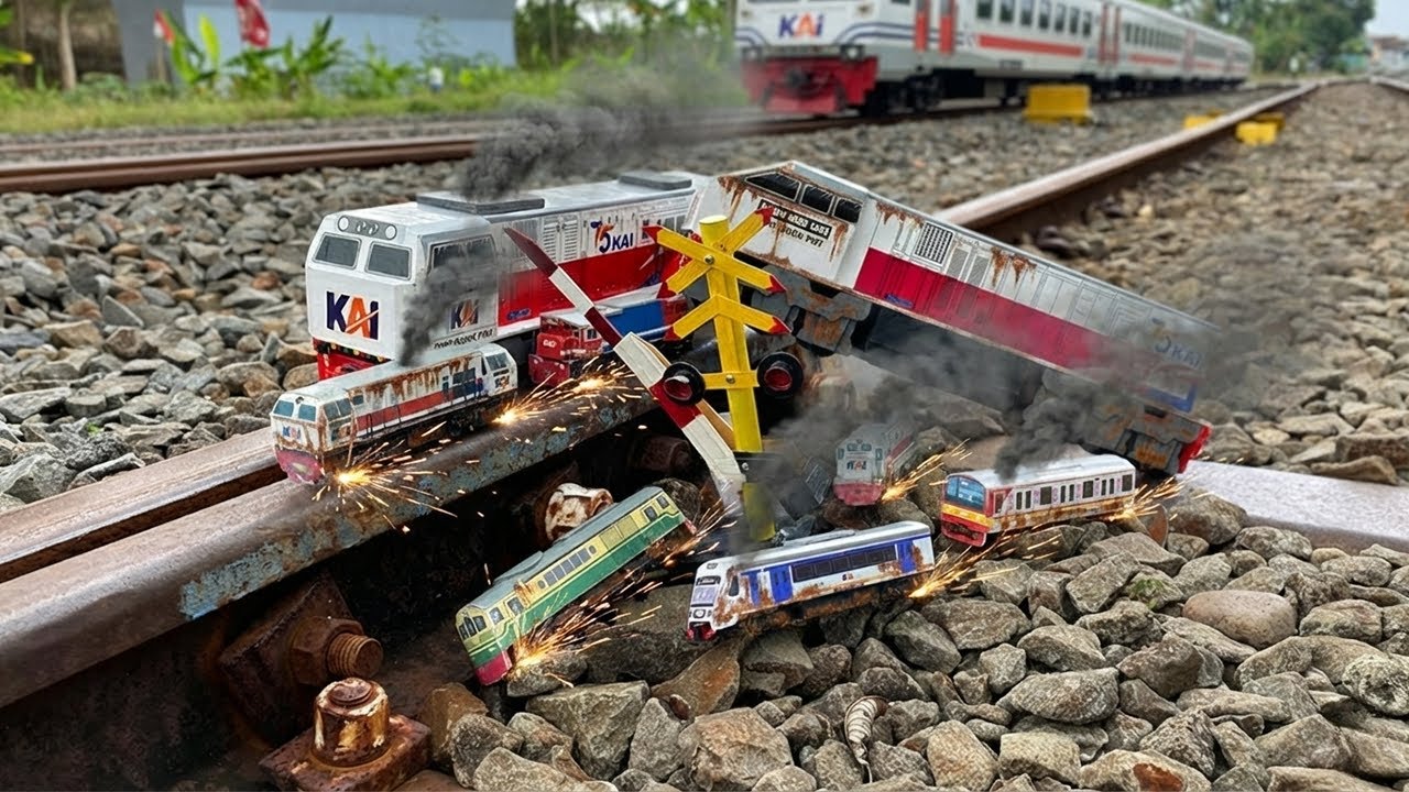 Drama Mencari dan Menemukan Kereta Api Mainan CC203,CC206,CC201 Vintage Anjlok Di Rel Dekat Stasiun