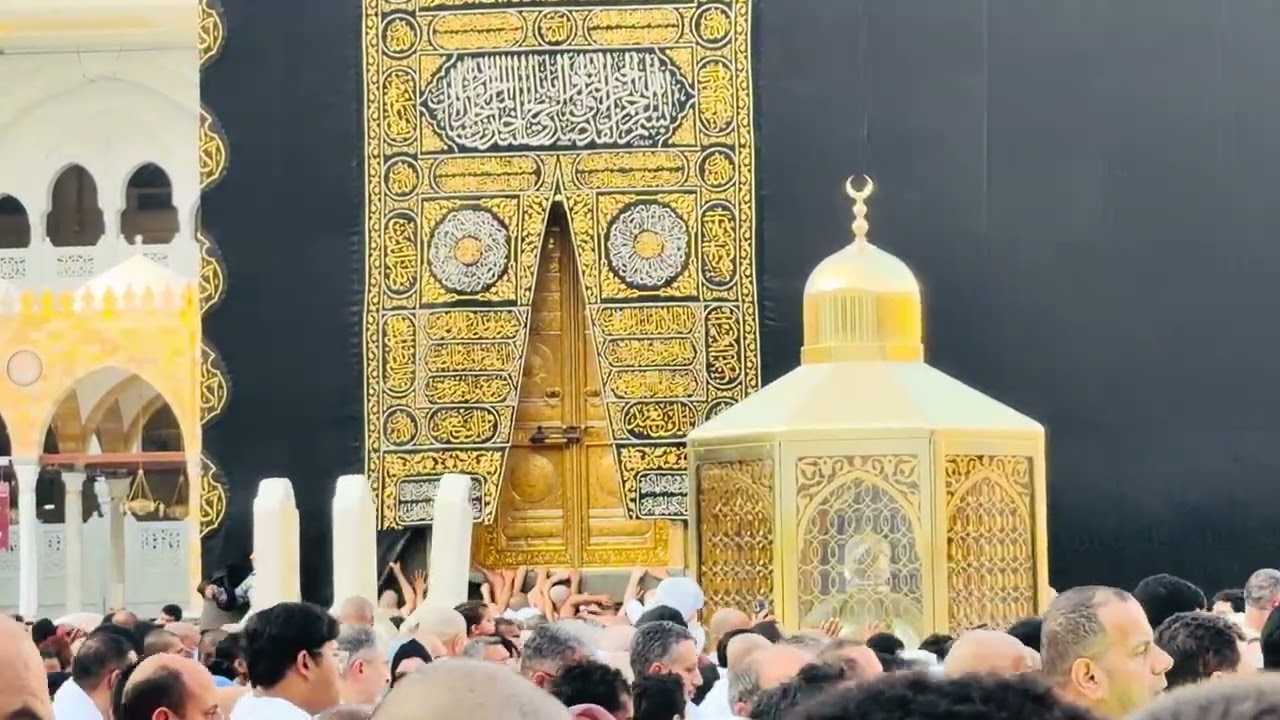 3 minutes of Tawaf. A journey of the heart around the House of Allah 🤍