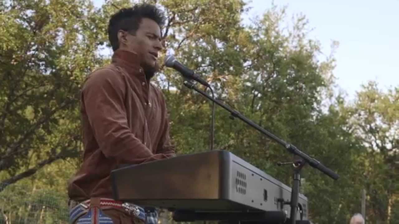 Jon Henrik Fjällgren uppträder i Mittåhamran