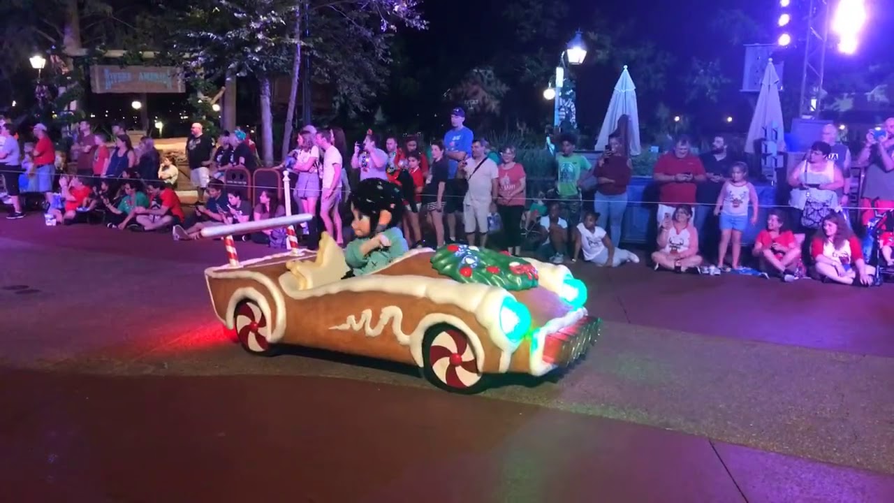 Live Video - Mickey’s Once Upon a Christmastime parade at the 2018 Very Merry Christmas Party in
