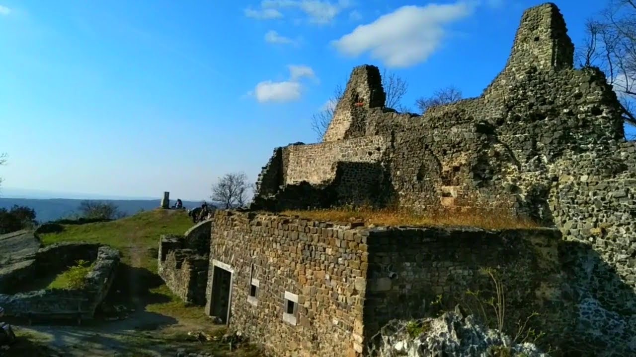 Várrom a vadon felett-Tátika