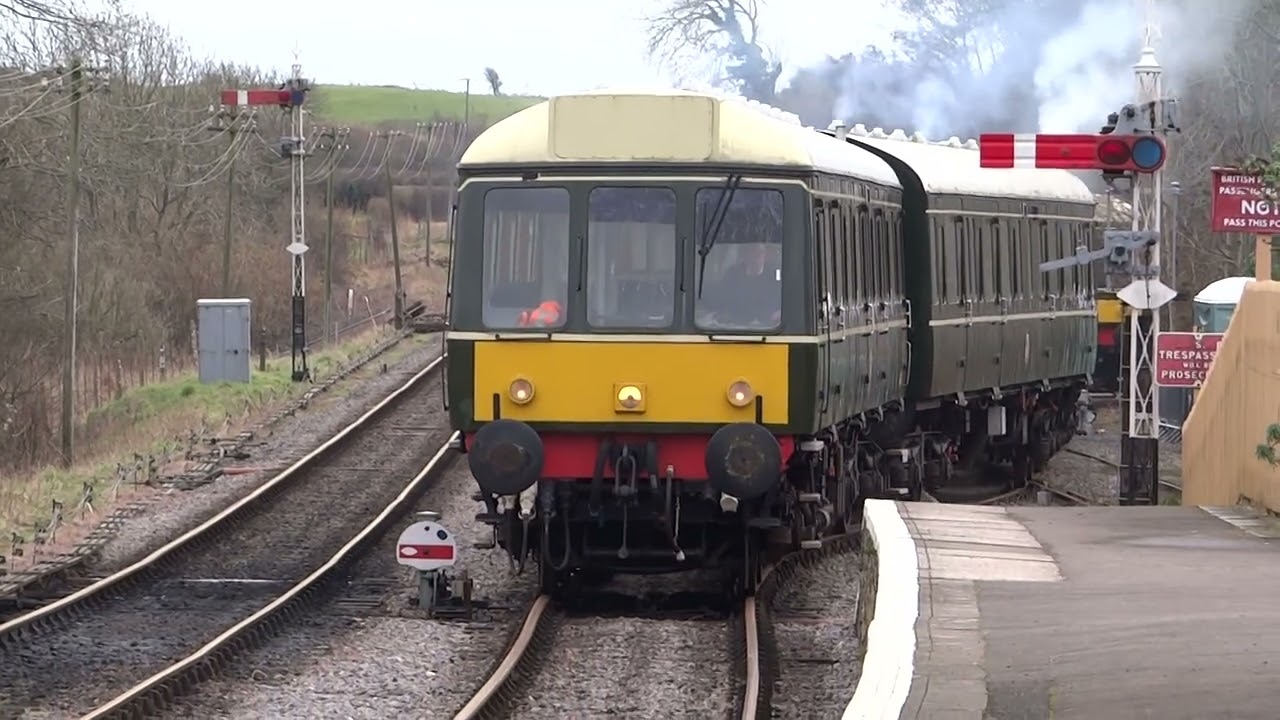 Class 117 'startup clag' into Corfe Castle (11/02/23)