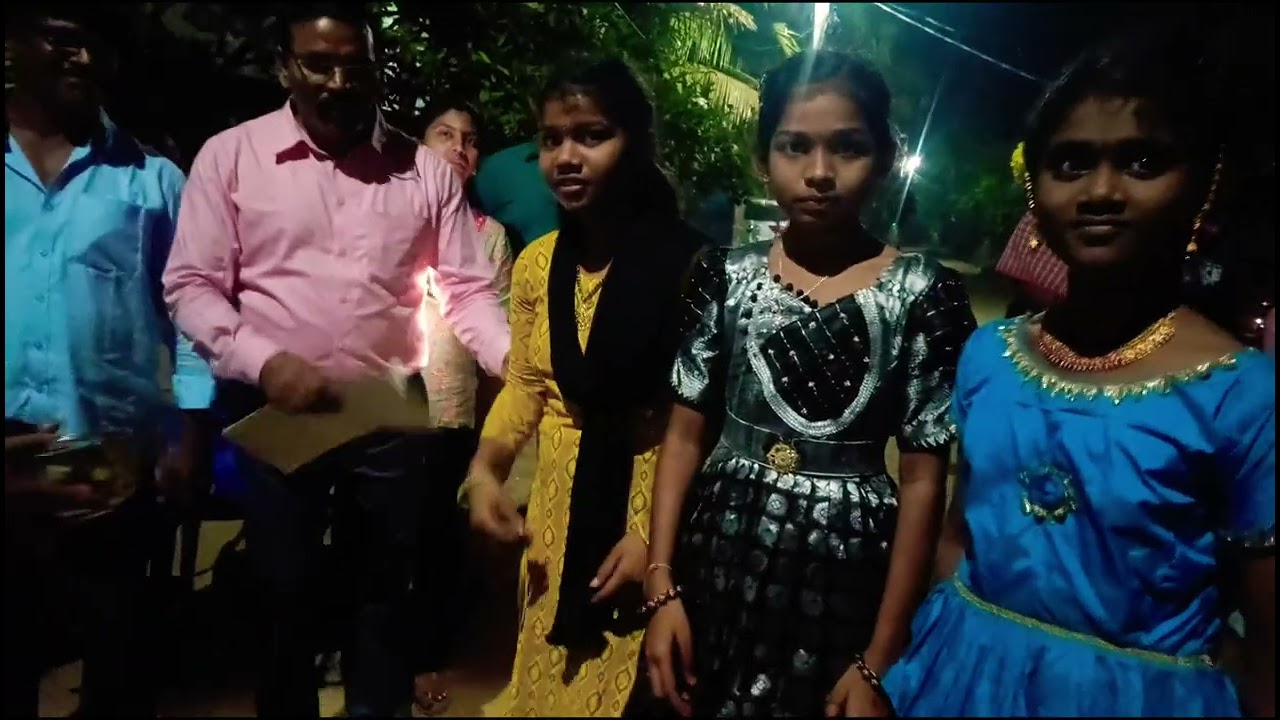 ప్రొఫెసర్ DR. G. హరిబాబు చేతులమీదుగా బాపయ్య నగర్ లో సంక్రాంతి ఉచ్చావాలలో బహుమతులు ఇవ్వడం jarigindi