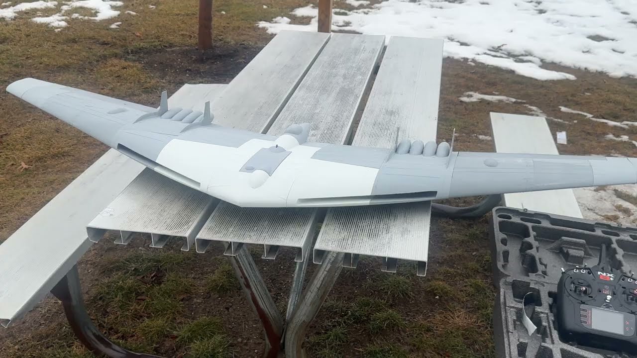 YB-49 V2, уменьшенная версия 75-дюймового квадрокоптера с 40-мм объективом.