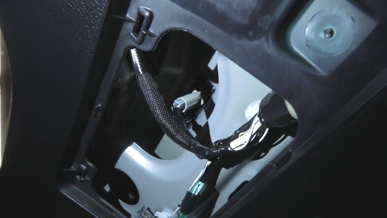 Toyota RAV4 (2013-2018): How To Replace License Plate Bulbs?