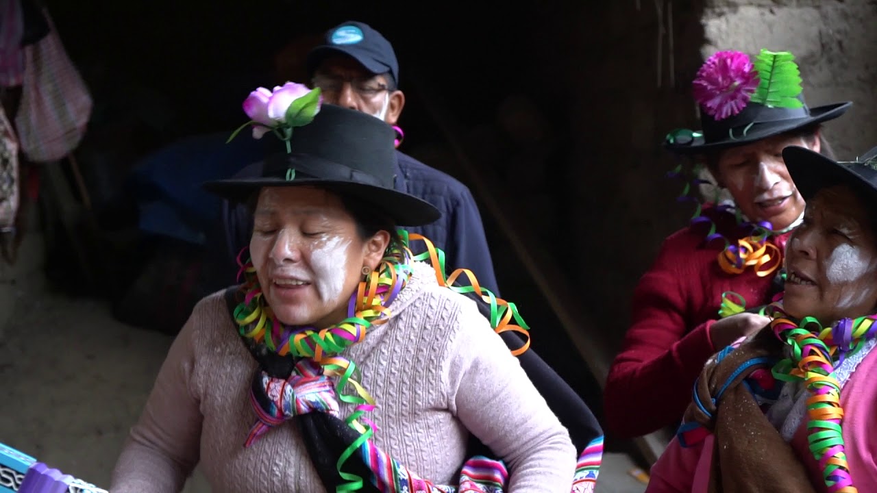 Los Hijos de Andamarca preparandose para salir a cantar en la calle