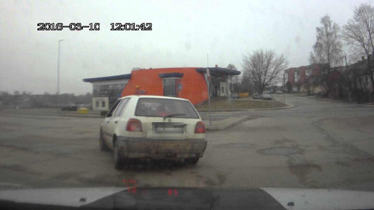 Rēzeknē meklēšanā esošs vīrietis bēg no policijas