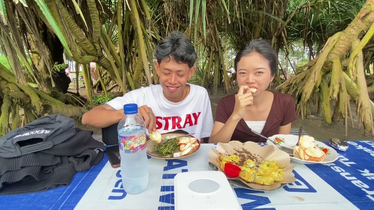 temenin kita makan yukk, dipantai cemara sewu kebumen🤤🏝️🫶🏻🌊