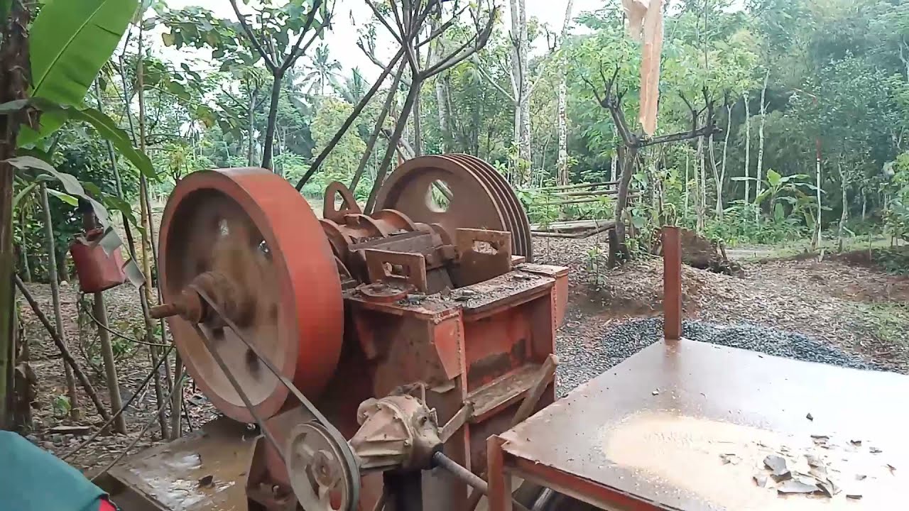 mesin penghancur batu sebagei bahan baku cor beton.