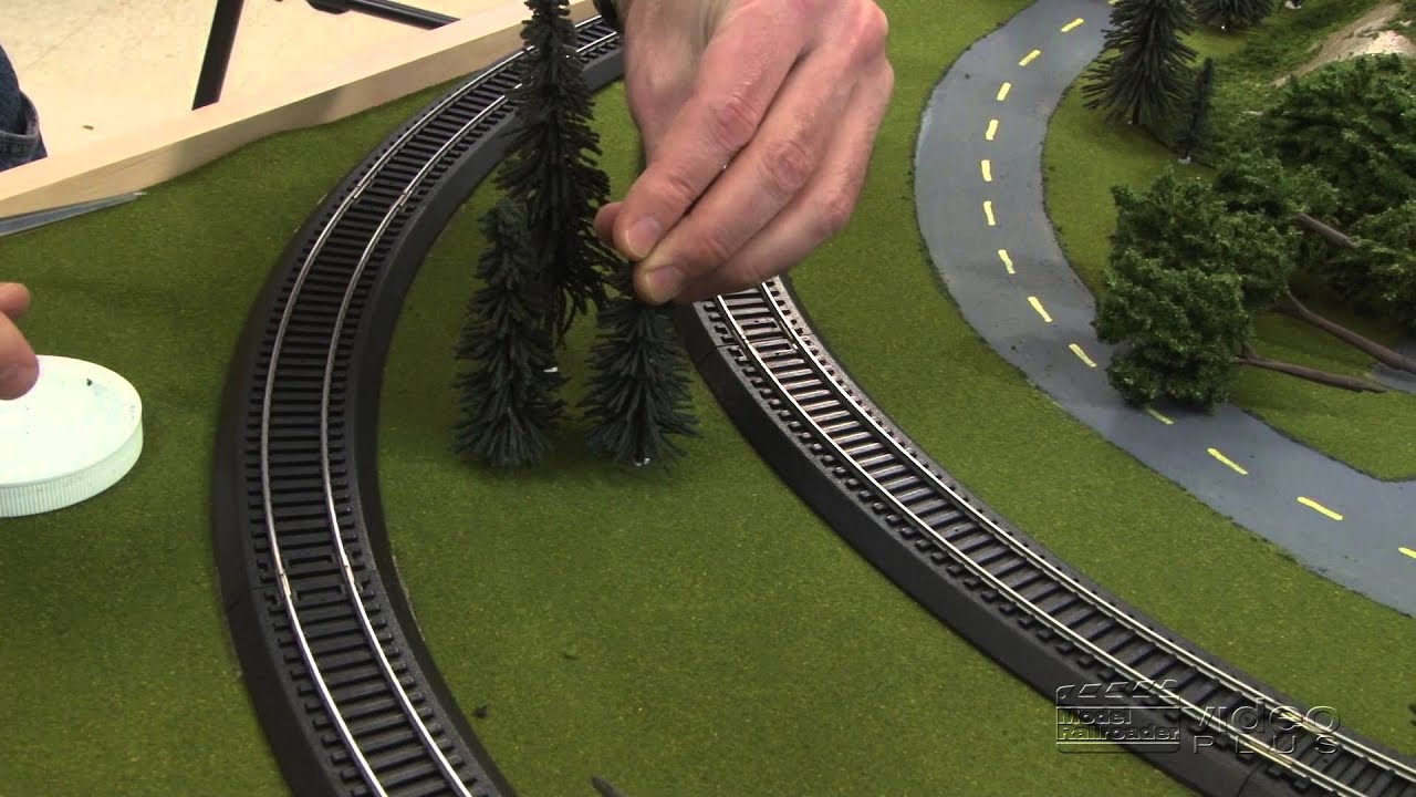 Family Train Layout: episode 5 - adding hills and trees