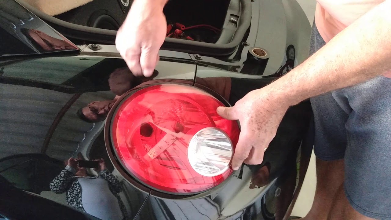 Como retirar a lanterna traseira do New beetle