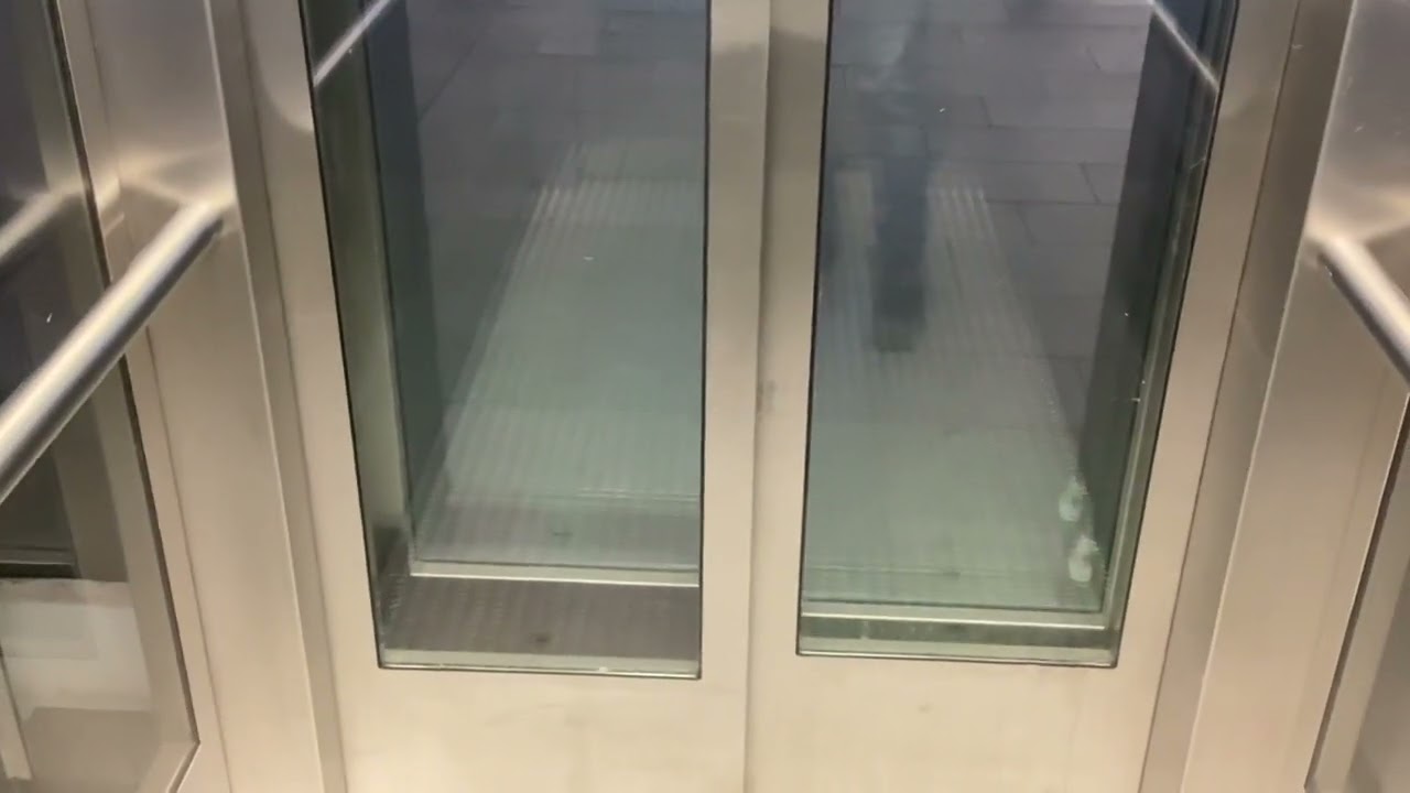 Hydraulikaufzug Hütter im U-Bahn Haltestelle Hamburg Feldstraße