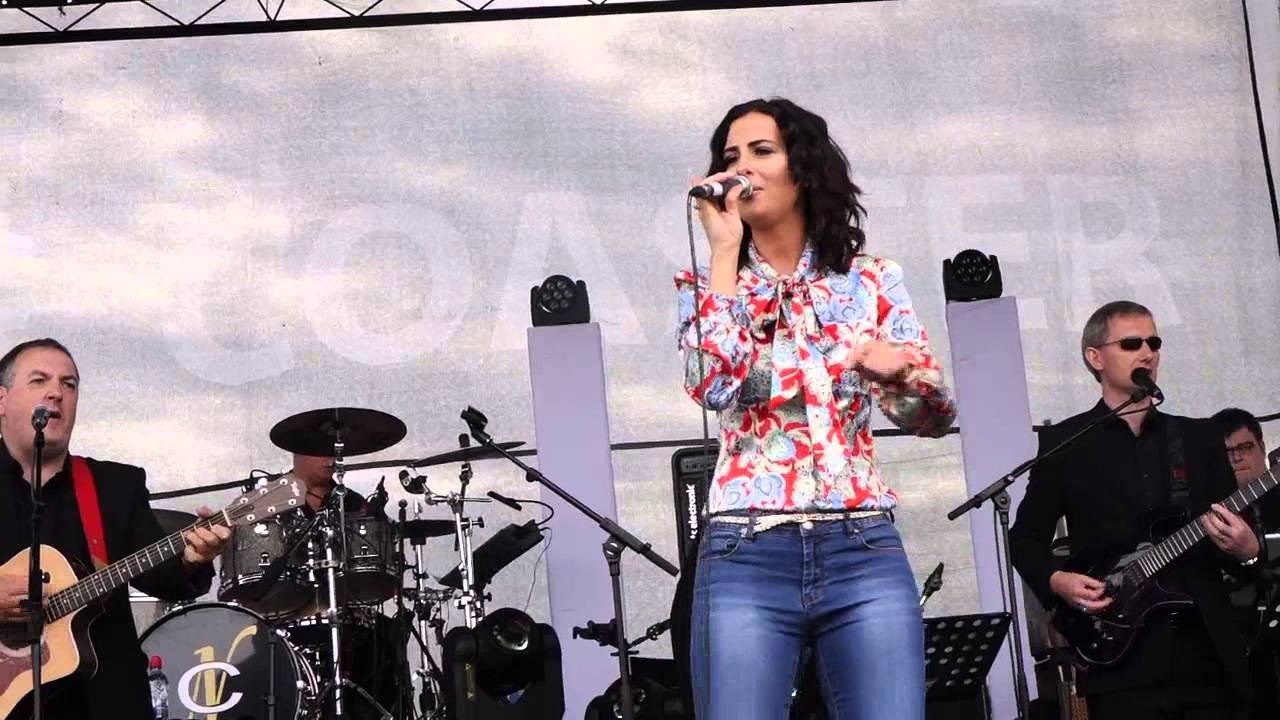 LISA MCHUGH LIVE AT HOLYCROSS 03 ROCK N ROLL MELODY