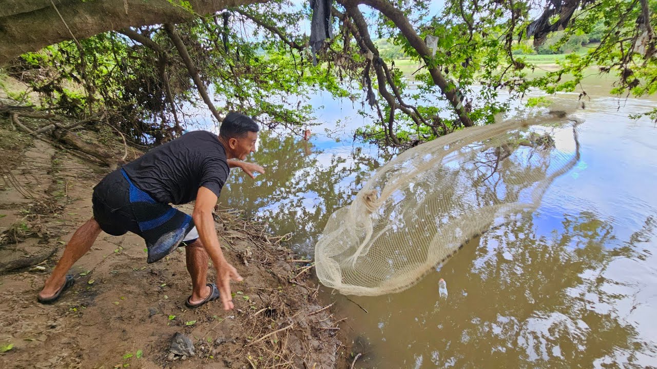 Don jose pesca con atarraya en el rio lempa