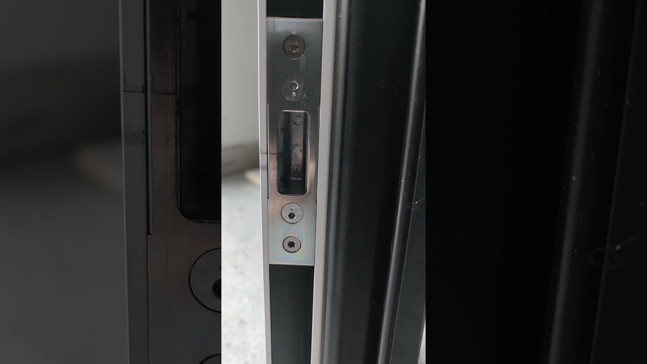 Haustür mit Automatikverriegelung - Anpressdruck einstellen.