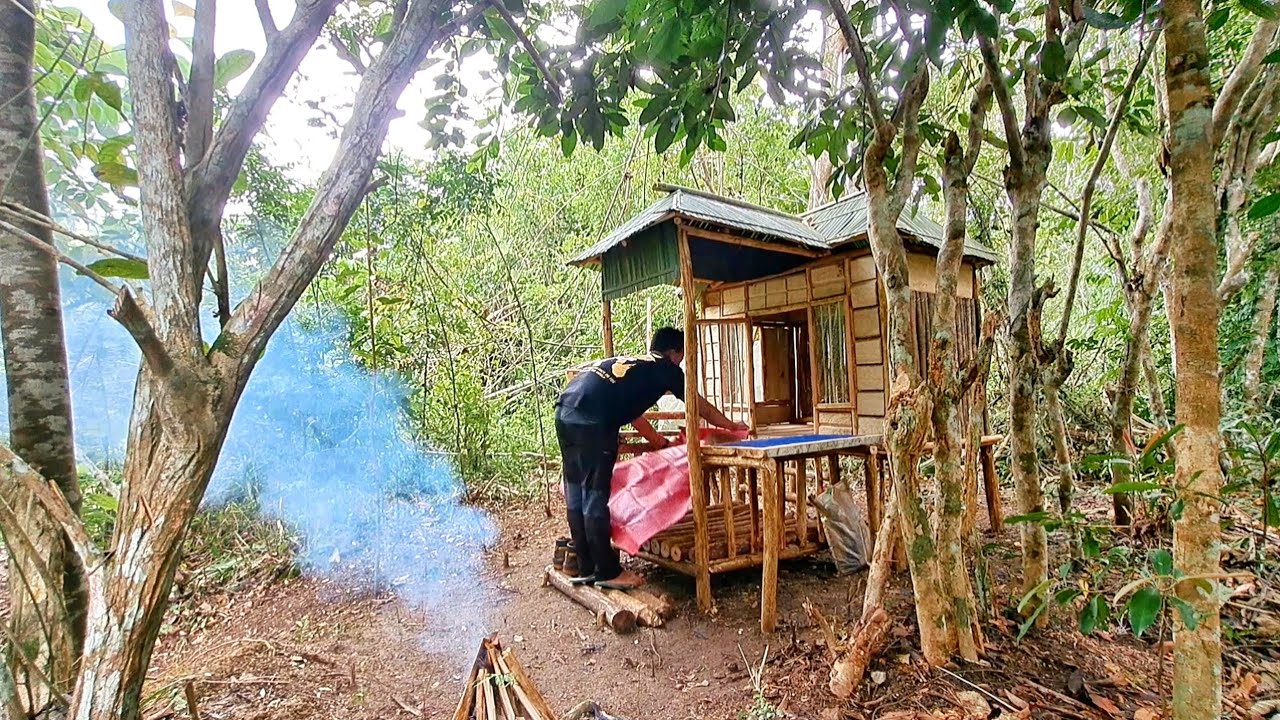 solo camping hujan deras/diguyur hujan saat membangun pondok kayu sederhana