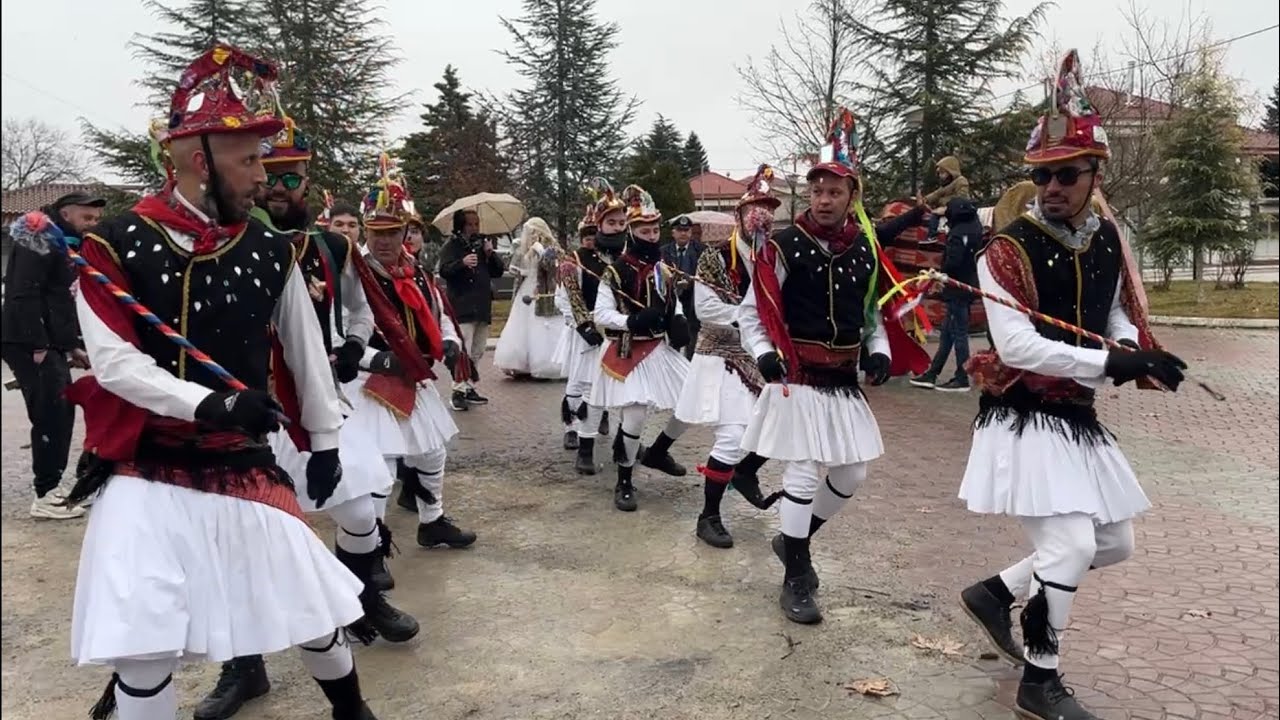 “Μωμόγεροι” στην κεντρική πλατεία του χωριού, στην Ασβεστόπετρα Εορδαίας (26 Δεκεμβρίου 2024)