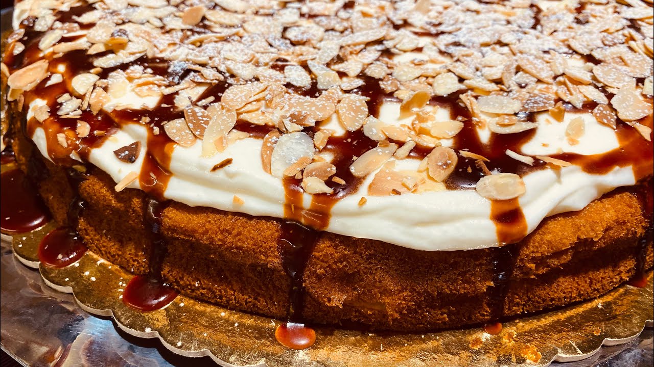 Torta di pere, panna ,formaggio, caramello salato e mandorle. una delizia￼