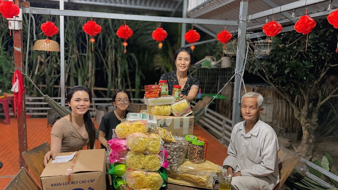 Nhận được hai thùng quà rất ý nghĩa từ cô Minh và Chú gửi tặng | CLN
