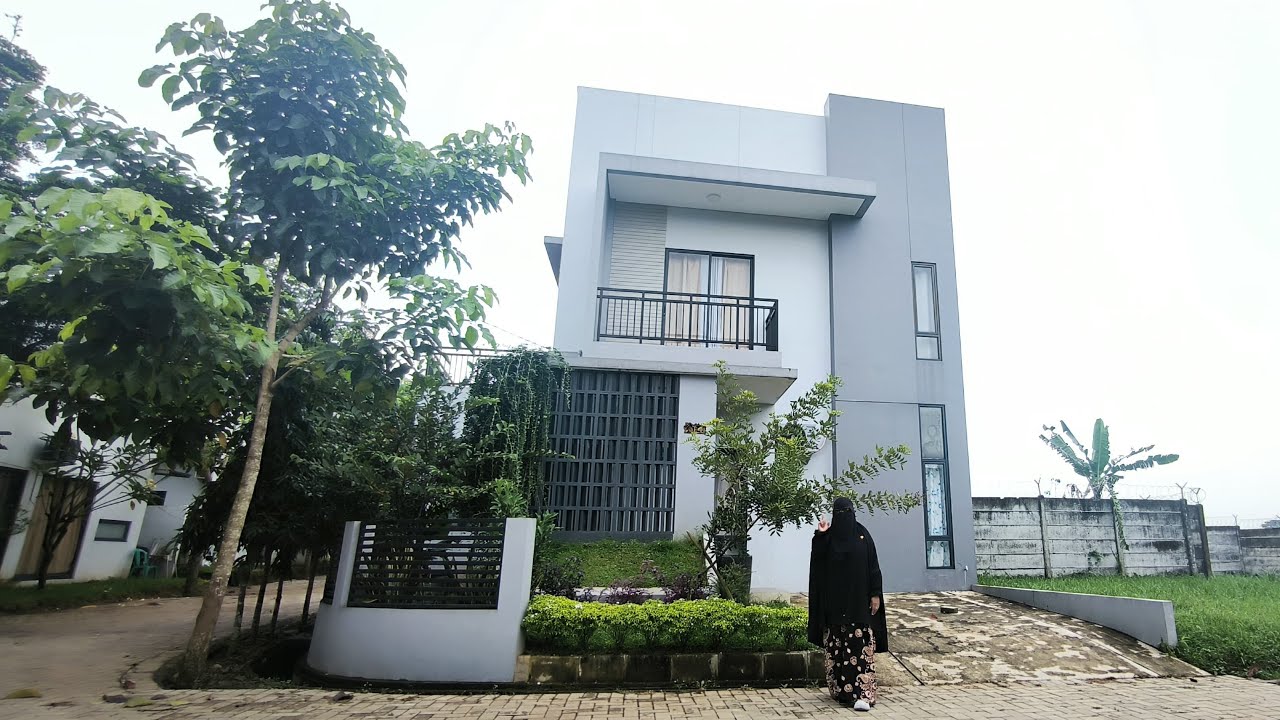 Rumah kebun dengan puluhan tanaman di halaman rumah untuk kehidupan dan masa depan yang lebih baik