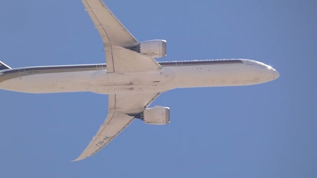 Singapore Airlines Boeing 787-10 Coming From Singapore