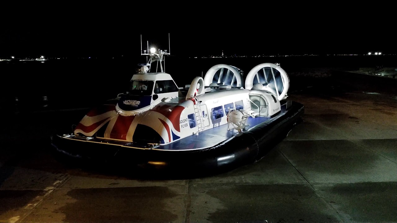 Hovercraft Ryde Night Departure for Portsmouth & Southsea 4K