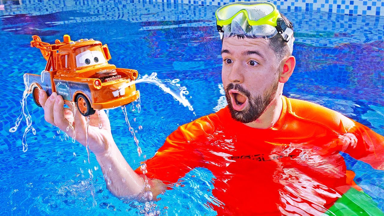 Cricchetto &egrave; affondato in piscina. Video per bambini con i giocattoli Cars. Giochi in acqua