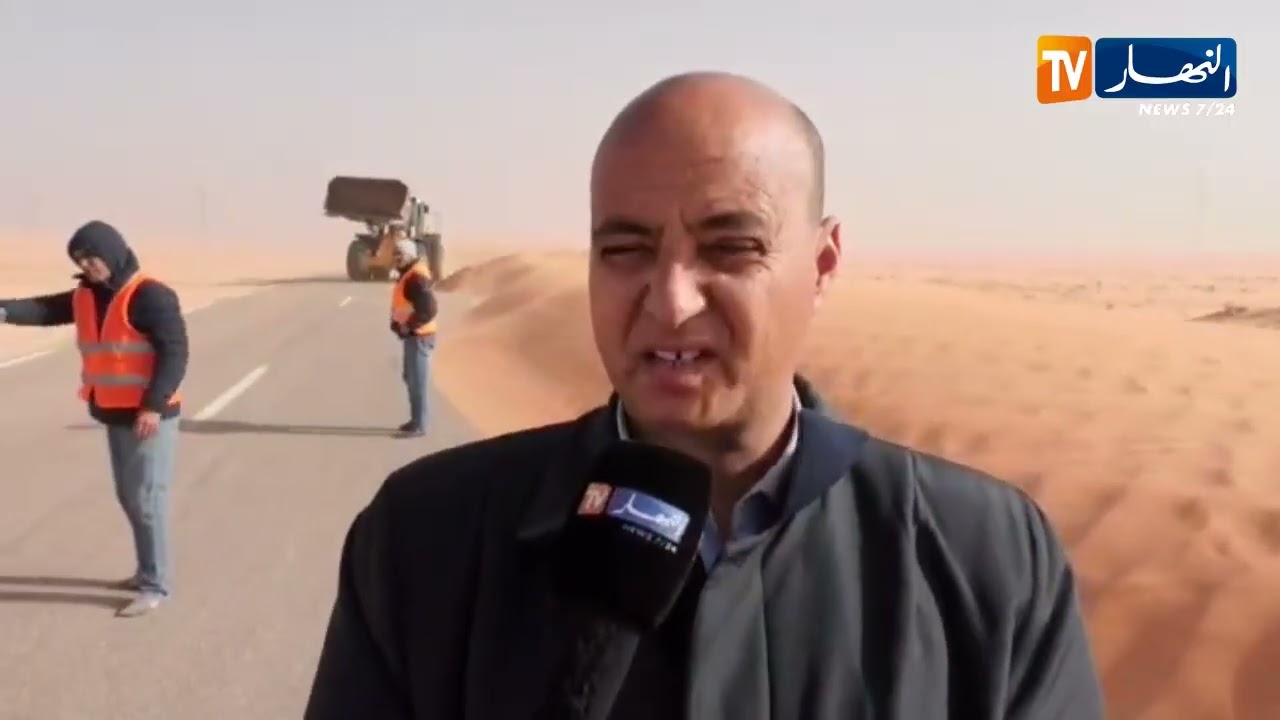 السلطات تتحرك لوقف زحف الرمال وحماية شبكة الطرق بالنعامة