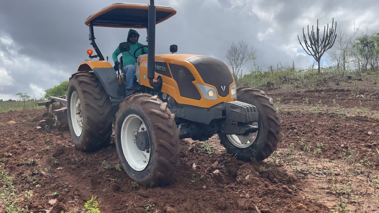 Trator valtra cortando terra no sítio baixío para o plantio do maracujá após a chuva de 180 mm