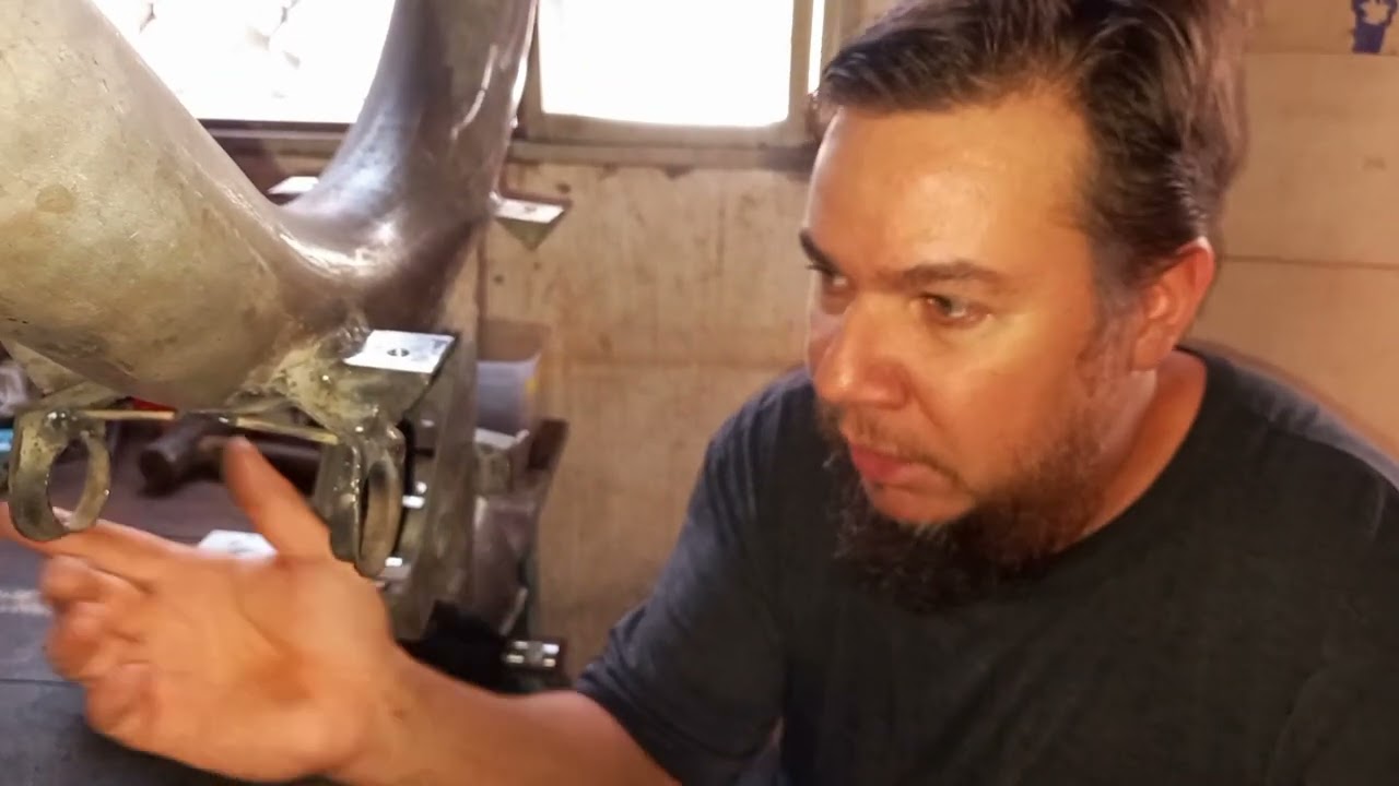 Como preparar um chassi de mobilete para pintura.