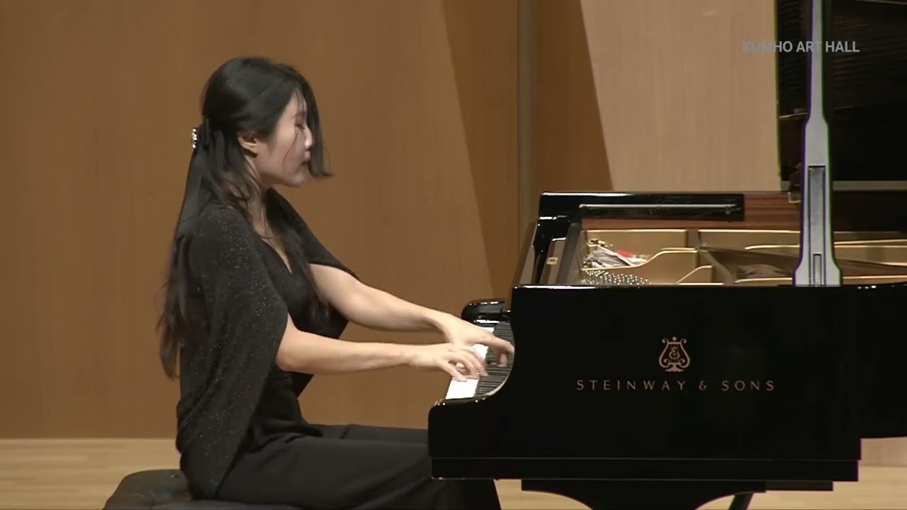 J.S. Bach Keyboard Partita No.2 in c minor, BWV 826 - Chloe Mun 문지영